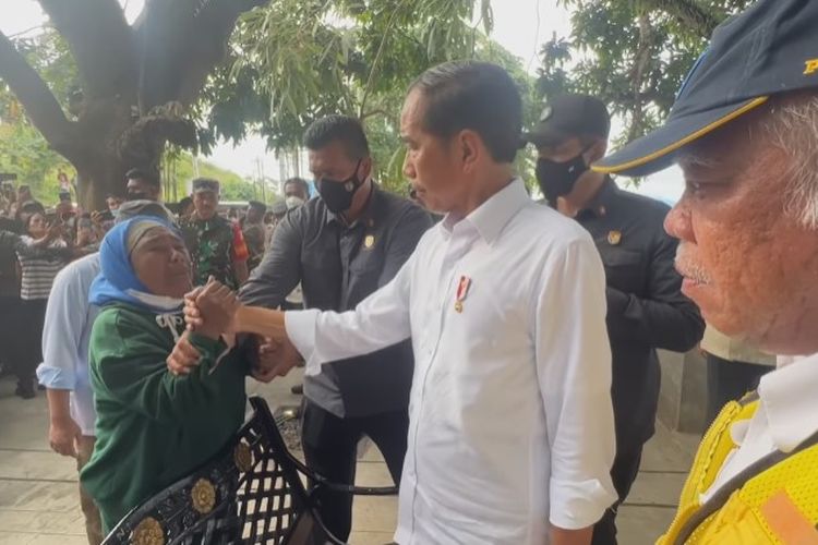 Momen Jokowi Tuntaskan Keluhan Utang Seorang Ibu di Manado, Tangis Meratap, Identitas Sigap Dicatat