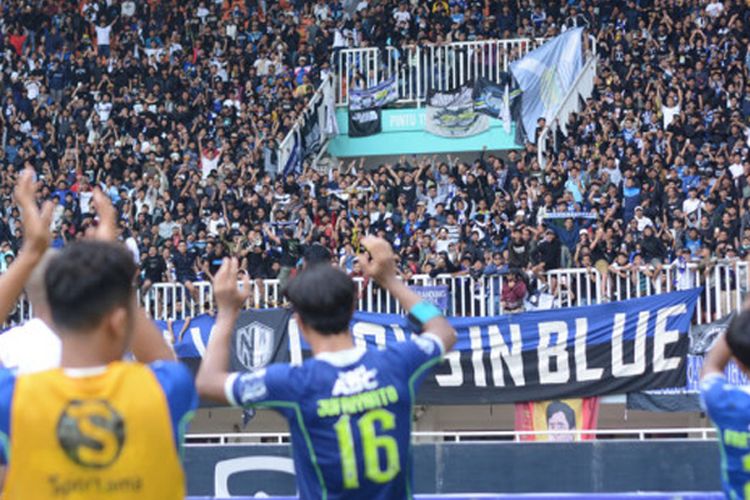 Manajemen Persib Apresiasi Bobotoh yang Birukan Stadion Pakansari