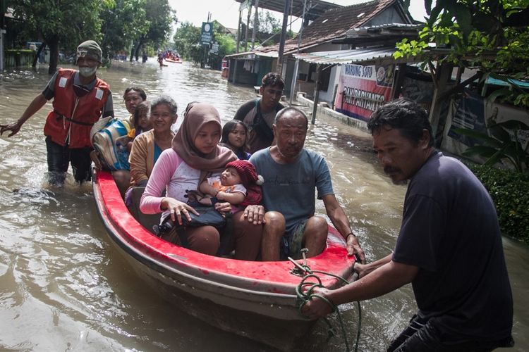 Flooding Affected at Least 10.000 People in Solo Indonesia