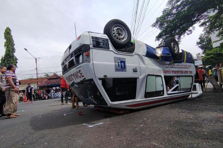 Truk vs Ambulans Kecelakaan, Bayi Berusia 3 Hari di Dalam Ambulans Selamat - Pikiran Rakyat