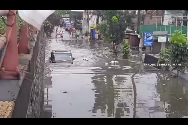 Banjir di Flyover Cimindi Hari ini, Sejumlah Kendaraan Mogok Usai Paksa Terobos Genangan Air