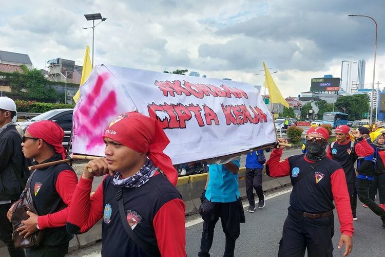 MK Tolak Gugatan UU Cipta Kerja, YLBHI Serukan Masyarakat Terus Melawan Secara Konstitusional dan Aksi Jalanan