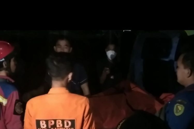 Sesosok Mayat Mengambang Di Sungai Cirasea Ciparay Bandung Petugas