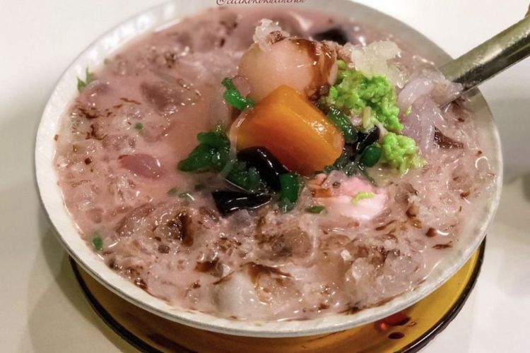 Segelas Es Cobra dengan cincau hitam, nata de coco, kelapa muda, dan sirup cocopandan, menyegarkan hari Anda