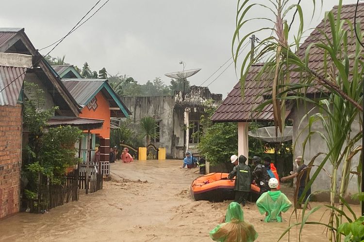 Banjir Bandang Di Lahat Sumatera Selatan, Ketinggian Air Mencapai 1,5 M