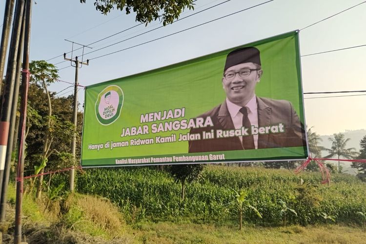 Kesal Jalan Rusak Parah, Warga Pasang Spanduk Untuk <a href='https://www.westjavatoday.com/tag/ridwan-kamil'>Ridwan Kamil</a>