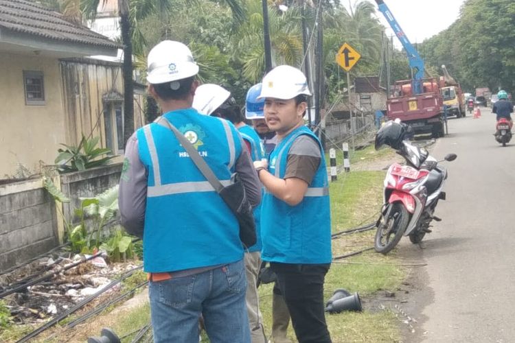 Dampak 7 Tiang Listrik Roboh Di Anyer Kabupaten Serang Banten, Ada ...