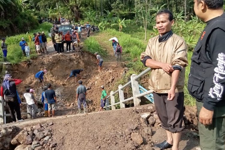 Jembatan Cirombeng Kuningan Ambruk Akses Penghubung Dua Desa Terputus