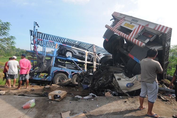 Roundup: Kecelakaan Beruntun di Tol Semarang-Solo, Korban Tewas 8 Orang