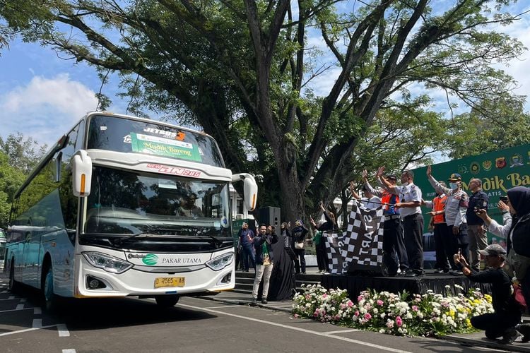 Pemkot Bandung Lepas Keberangkatan Peserta Mudik Gratis dari Balai Kota