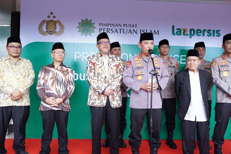 Kapolri Distribusikan 30.000 Bantuan Paket Sembako Melalui PP Persis