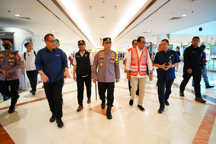 Tinjau Pelabuhan Tanjung Perak, Kapolri Pastikan Pemudik dapat Pelayanan Terbaik