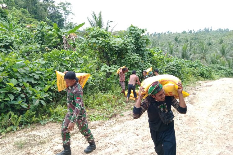 Satgas Yonarhanud 3/YBY Bantu Pengiriman Sembako ke Desa Sowoli di Halmahera Timur