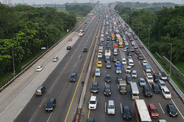 Volume Kendaraan Tinggi, One Way Tol Cikampek - Kalikangkung Diperpanjang hingga Pukul 24.00 WIB