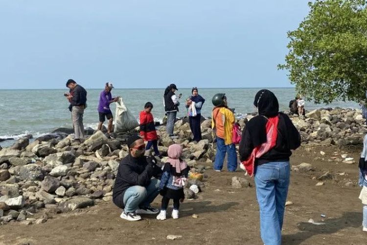 Ramai Pengunjung Pantai Eretan Indramayu Jadi Destinasi Wisata Dadakan