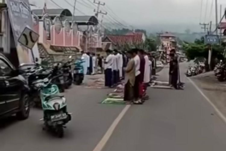 Heboh Video Truk Serobot Orang Sholat Idul Fitri, Netizen: Yang Bawa Mobil Ga Punya Akhlak