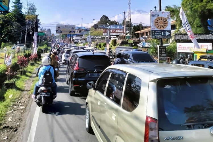 MACET! Jalur Puncak Diberlakukan One Way, Mobil Arah Bandung Diimbau Lewat Jalan Alternatif ini