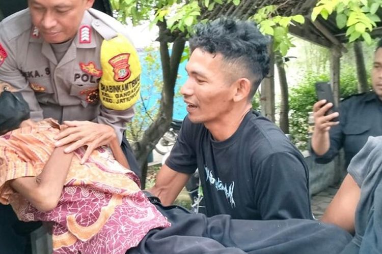 Miris! Kakek Lumpuh Diduga Dibuang Keluarga di Pinggir Jalan, Dievakuasi Polisi ke Rumah Sakit