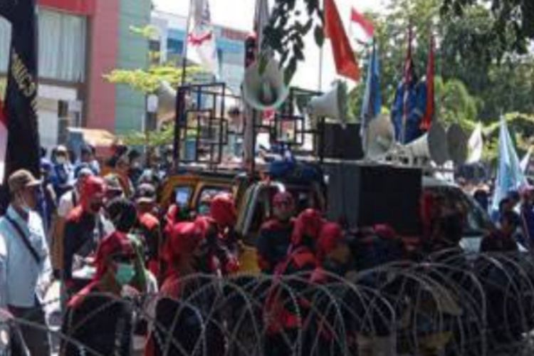 Peringati Hari Buruh Ribuan Pekerja Batam Gelar Aksi Demo Di Kantor