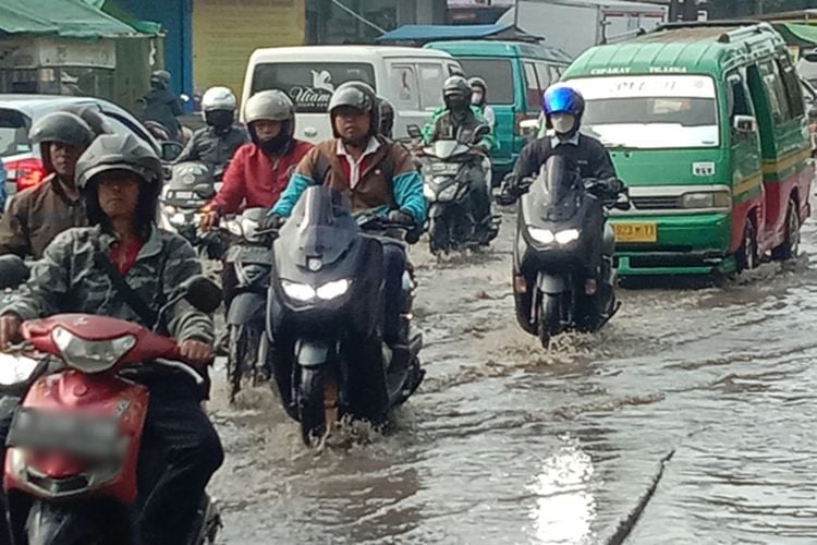 FOTO-FOTO Jalan Dayeuhkolot Tergenang Banjir Pagi Ini