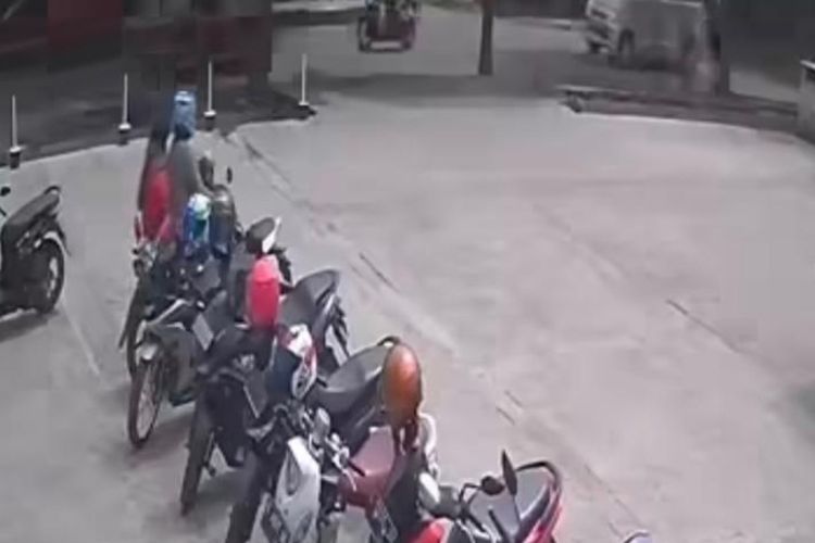 Viral Video Pasangan Suami Istri Bawa Anak Curi Helm di Parkiran, Netizen: Keluarga Berencana