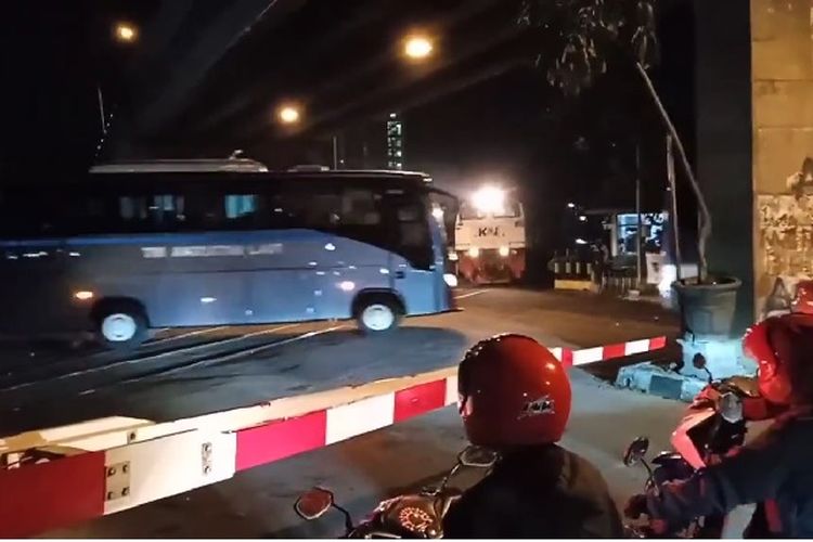 Viral 2 Bus TNI AL Terobos Pelintasan Kereta Api, Netizen: Minimal Berakal
