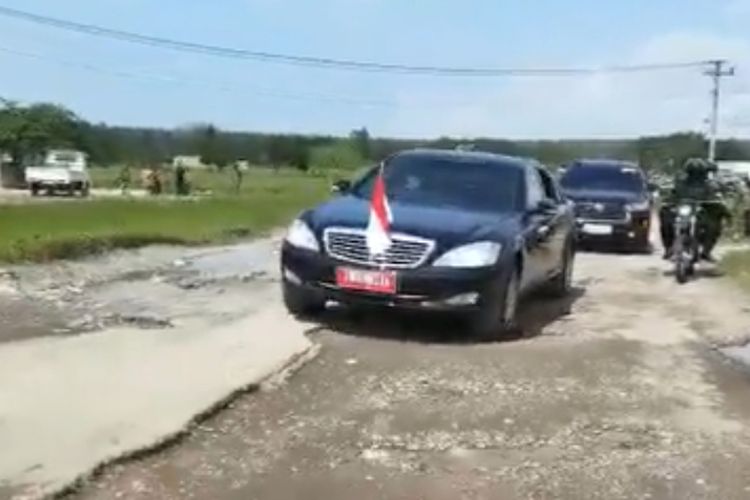 Presiden Jokowi Merasakan Langsung Sensasi Berkendara di Jalanan Rusak di Lampung