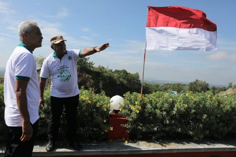 Ganjar Pranowo Unggah Foto dengan Sang Merah Putih, Netizen Salah Fokus dan Sebut Pencitraan