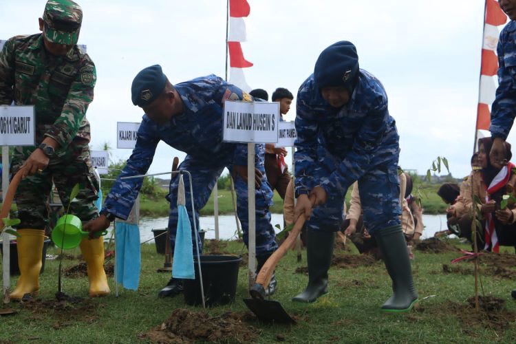 Personel Lanud Husein Sastranegara Mengikuti Penanaman Mangrove Nasional Secara Serentak Jajaran TNI