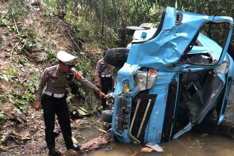 Bus Bawa 17 Siswa SD di Sumut Masuk Jurang Sedalam 15 Meter