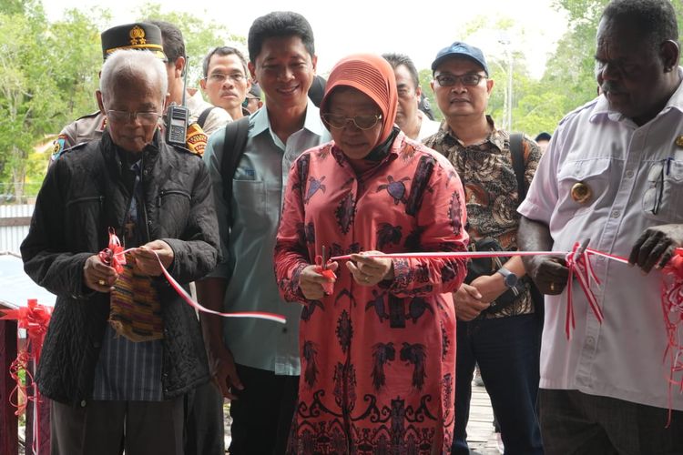 Momen Hari Lahir Pancasila, Mensos Risma Serahkan Kapal Fiber Hingga Penuhi Gizi Anak di Agats