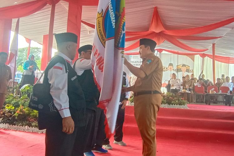 Bupati Pangandaran Jeje Wiradinata Lepas Jemaah Calon Haji Doakan