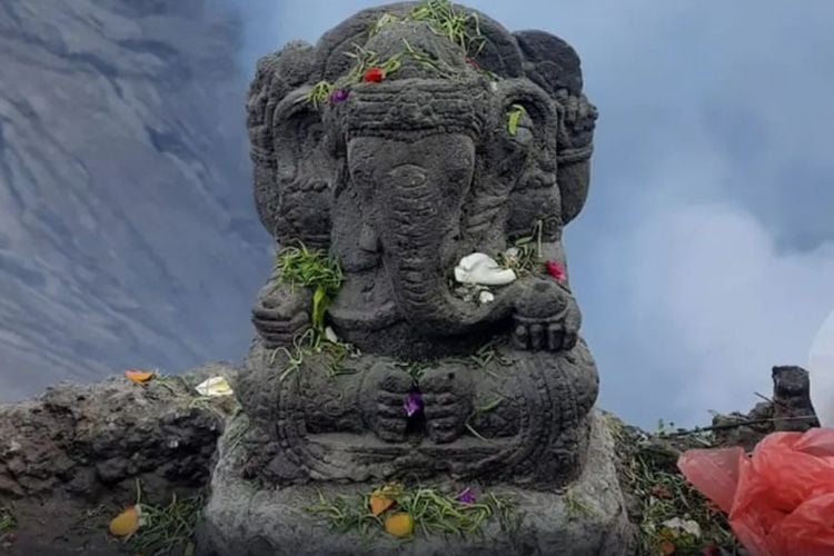 Sempat Kosong, Arca Ganesha yang Hilang di Bibir Kawah Gunung Bromo Telah Diganti