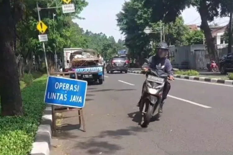 Operasi Lintas Jaya 2023: Puluhan Pengendara Motor Nekat Putar Balik Lawan Arah Hindari Razia