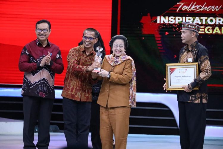 Ketua Dewan Pengarah BPIP Menerima Penghargaan sebagai Penggerak dan Inspirator Cegah Stunting