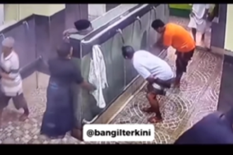 Jemaah Masjid Jami Bangil Pasuruan Terekam CCTV Curi HP Saat Wudu