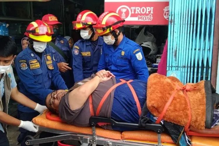 Pria 130 Kg di Jambi Dievakuasi Damkar, Diduga Alami Penyempitan Saraf Tulang Belakang