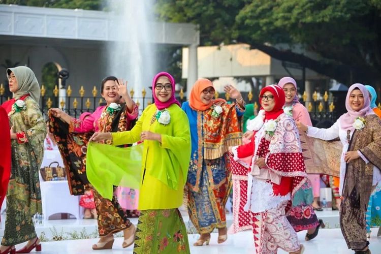 Jokowi Gelar Fashion Show Bertema Istana Berkebaya Menjelang HUT ke-78 RI