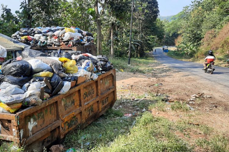 Kebakaran Tpa Sarimukti Bandung Barat Tak Kunjung Teratasi Tumpukan Sampah Bertebaran Di Tepi Jalan 