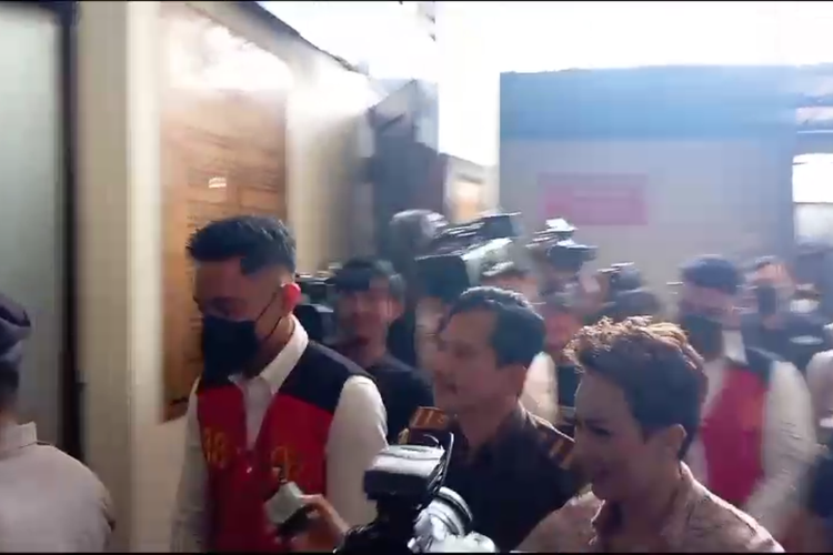 Mario Dandy dan Shane Lukas Tiba di PN Jaksel dengan Tangan Diborgol dan Pakai Rompi Tahanan