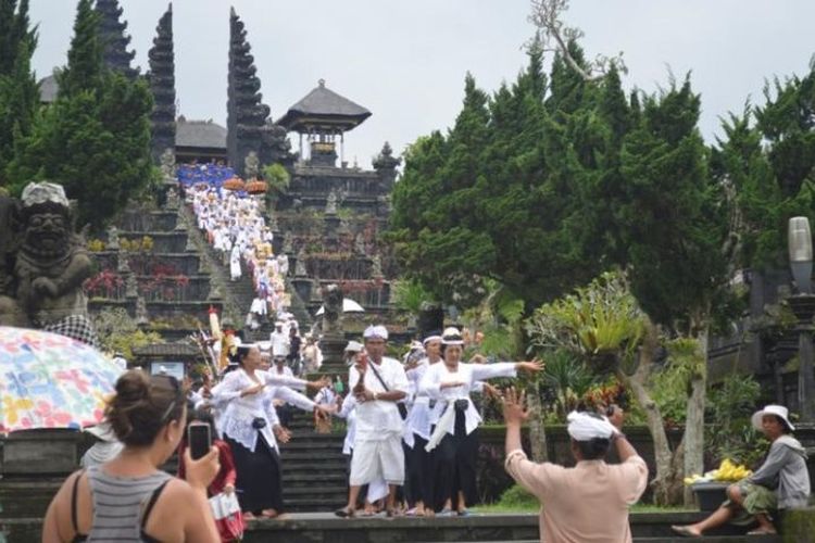 Menelusuri Keindahan Dan Sejarah Pura Besakih Pura Agung Besakih Di Bali Indonesia Galamedia