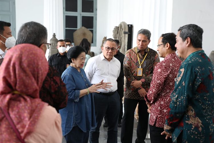 Nadiem Makarim Sambut Megawati Soekarnoputri yang Tinjau Museum Nasional Usai Kebakaran