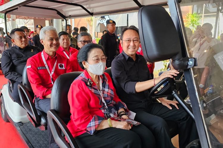 Dengan Boogie Car, Megawati, Ganjar, dan Prananda Menuju Ruang Pameran Pangan