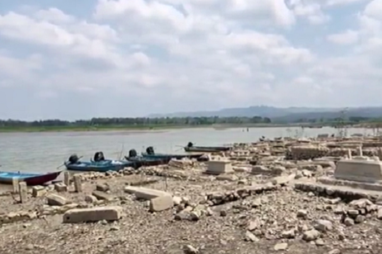 Ratusan Batu Nisan Muncul di Waduk Gajah Mungkur Wonogiri yang Surut