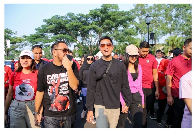 Agenda Safari Politik Kaesang Pangarep di Kiaracondong, Bagi-bagi Buku hingga Serahkan KTA ke Kader Baru