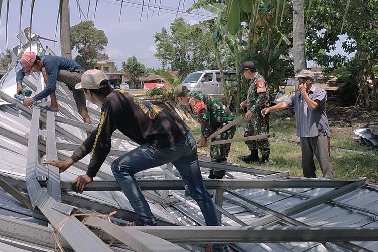 Lapak PKL di Cijulang Pangandaran Rusak Tertiup Angin Helikopter TNI, Kodim 0625 Bayar Ganti Rugi