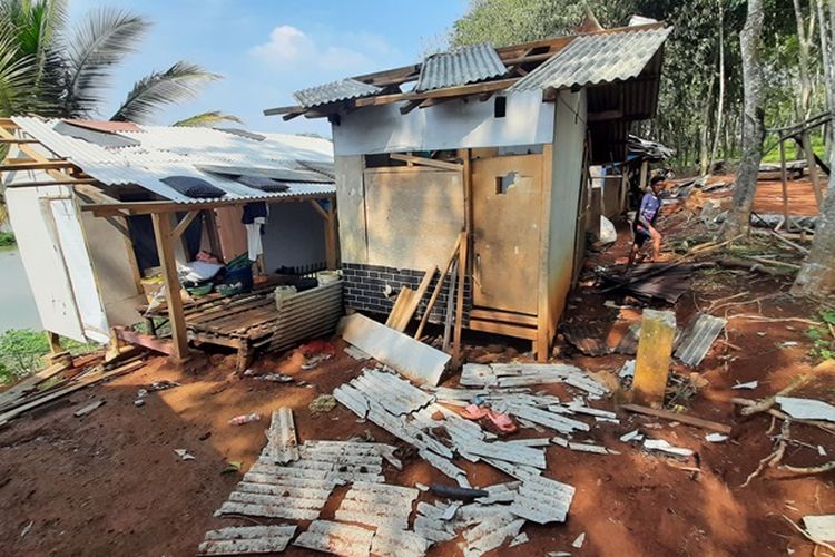 Rumah di Bandung Barat Rusak Disapu Angin Puting Beliung, Warga Panik