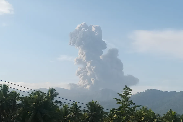 Gunung Dukono Meletus Abu Vulkanik Merayap ke Arah Barat, Warga Diimbau Tak Mendaki