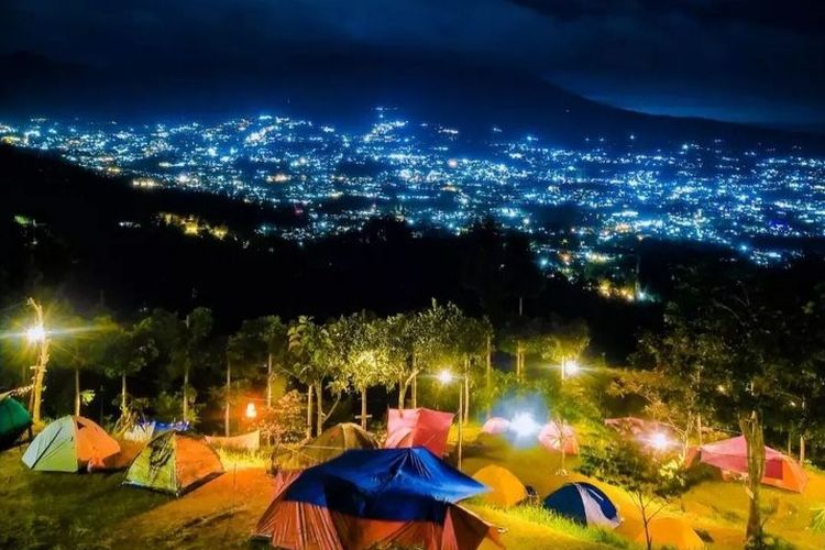 Pemandangan spektakuler dari puncak Bukit Cirimpak menampilkan hamparan pegunungan hijau dan lembah yang subur