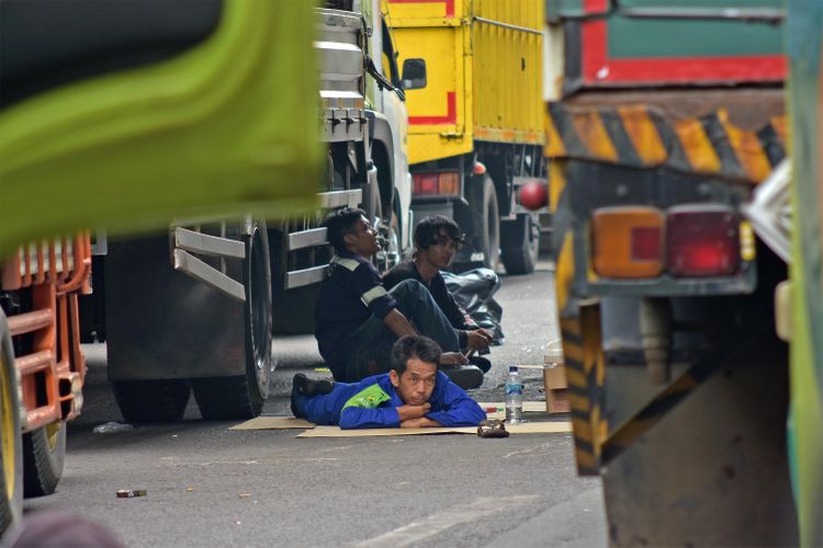 Macet Di Bekasi Karena Demo Buruh Bikin Warga Mengeluh Sopir Tiduran